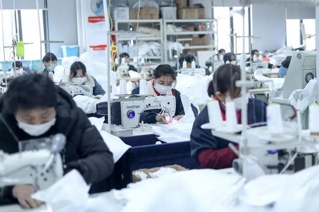 防護服緊缺？這家僅用了5天時間轉(zhuǎn)產(chǎn)防護服，日產(chǎn)量已達9000件