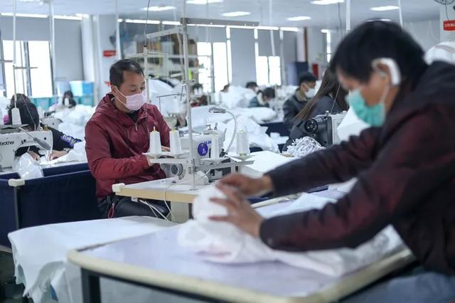 防護服緊缺？這家僅用了5天時間轉(zhuǎn)產(chǎn)防護服，日產(chǎn)量已達9000件